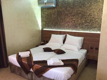 Фото номера Двухместный номер с 1 кроватью или 2 отдельными кроватями Отель Family Hotel Kontesa г. Лозенец 2