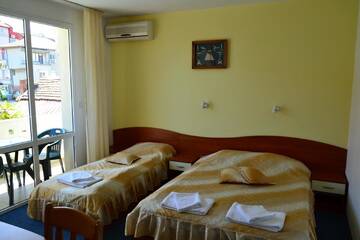 Фото номера Трехместный номер с балконом Отель Saint George Family Hotel г. Лозенец 3