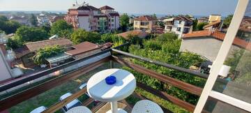 Фото номера Трехместный номер с балконом Гостевой дом Guest House Nikolovi г. Лозенец 9